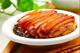 梅菜扣肉怎样做酱红油亮？牢记“2用1窍门”，口感醇香，不油腻图片