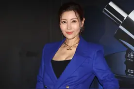 51岁李嘉欣出席活动，胖14斤仍美貌出众，自曝想跟老公去日本旅游图片