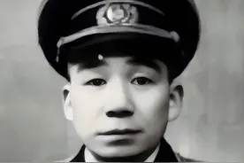 1953年，开国少将带妻子回乡探亲，一位妇女哭着说：我才是你妻子图片