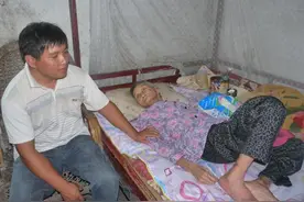 40岁男人给生活不能自理的母亲洗澡，大家觉得这样可以吗？图片