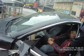 3两白酒下肚，男子驾车睡着了。江汉公安民警将“酒司机”查获图片