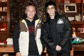 56岁李宁真时髦，卫衣叠穿马甲显年轻，同框华晨宇笑开了花图片