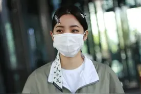 今日份小清新娜比！欧阳娜娜录节目小秀美腿 别发夹少女感满分图片
