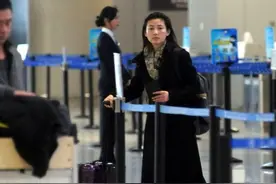 王小丫活成60后骄傲，穿黑色风衣高级优雅，素颜难掩骨子里的气质图片
