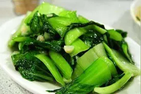 炒青菜时，加冷水还是加热水？都不对，多加一料，青菜更嫩更翠绿图片