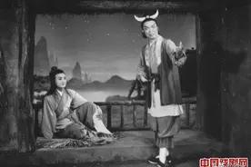 知道天上有玉帝，有王母，有仙女，是从她——严凤英开始的图片