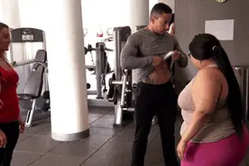 搞笑GIF：当女屌丝看到男神的腹肌时，什么叫瞬间迷倒图片