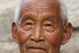 4个儿子轮流养老父亲，6岁孙子灵魂拷问：这样做，良心不痛吗？图片