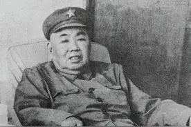许世友衣锦回乡，母亲衣衫褴褛不敢相认：你是我的三伢子吗？图片