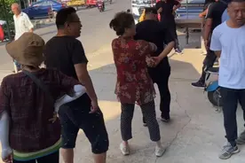 济南特火的卤肉摊，客人提前1小时来排队，被问何时降价，恼了图片