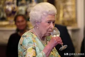 95岁英女王，“戒酒”难消愁图片