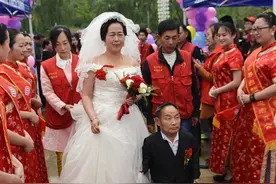 新娘1.7米新郎不足1米，爱情奇缘特别好笑，现在夫妻恩爱一起创业图片