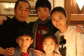 张艺谋比妻子大31岁，比丈母娘大了11岁，全家合影画面温馨图片