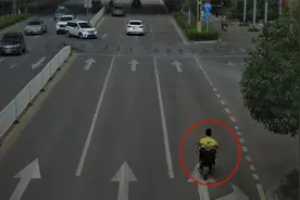 电动车驶入机动车道，危险如影随行 || 电动车违法曝光第25期图片