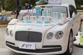 洛阳现豪车集市，宾利、宝马、奔驰后备箱摆地摊，车主：不为挣钱图片