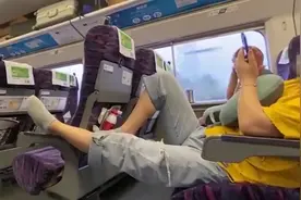 没素质！女子高铁上脱鞋脚搭桌板，邻座尴尬转头看窗外视频封面