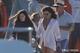 贝索斯重回世界首富，带51岁女友现身度假，女友独自高冷走前面图片