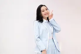 王鸥女团制服写真显清纯甜美 短裙长腿秀完美身材比例图片