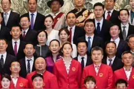 反差萌！14岁全红婵身材娇小，全运会与樊振东朱婷合影引发热议图片