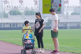 大姐不能生育收养孩子，没想到却意外怀孕，这下一家四口太幸福了视频封面