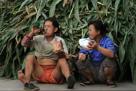 山村故事：恩爱夫妻图片