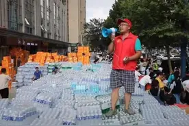 “涝疫​结核​”下积极乐观的郑州人：有志愿者救灾不忘“说媒”，帮好几对适婚者成功牵线图片
