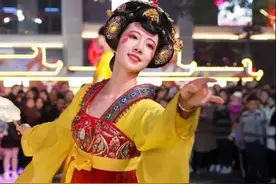 从“网红”到被骂上热搜，2年前爆红的“不倒翁姐姐”做错了什么图片