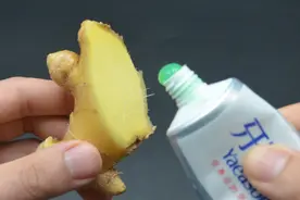 牙膏挤在生姜上，解决了很多的家务事，方便又实用，长见识了图片