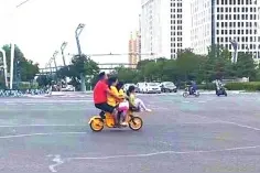 大同市街道惊现一辆共享电动车 大人小孩坐4人图片