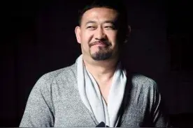 50岁姜武为《八佰》减重小30斤，瘦下来后和哥哥姜文很相似图片