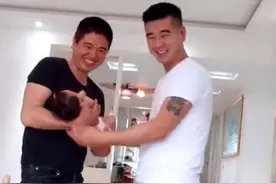 山东“冻龄爷爷”火了，抱孙子被误认是父子，跟儿子站一块像兄弟图片