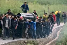 农村出殡时，抬棺材为什么不能中途落地，是犯大忌？不只是迷信图片
