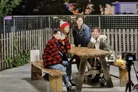 容祖儿Twins周笔畅逛夜市，穿搭保暖时尚，吃小吃套圈行程很充实图片