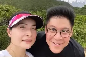 郭晶晶霍启刚携手爬山，登顶合影夫妻相明显，周围杂草丛生无人烟图片