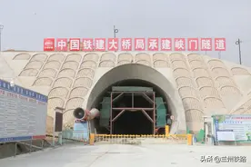 中兰铁路峡门隧道顺利贯通图片