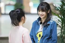 郑爽复古校服 搭配齐刘海高马尾发型 加上爽式笑容 元气校园学姐图片