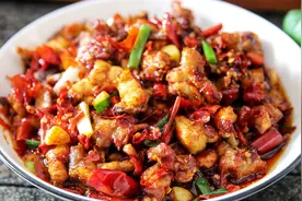 教你在家做新疆柴窝堡辣子鸡，鸡肉香辣劲脆，越吃越香越想吃图片