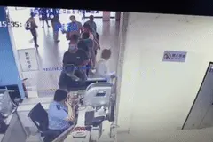 南昌西站一穿旧军装老人向售票员两次敬礼 原因让人感动图片