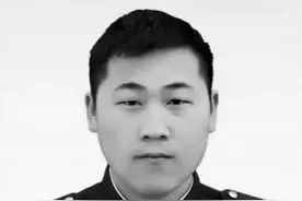 安徽牺牲消防员年仅24岁，父母靠种地打零工为生，轻生女子家人还未到殡仪馆图片