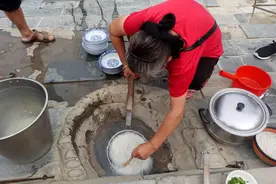 湖南有个温泉小镇，村民用地下98℃热泉煮米粉，每碗10元月入几万图片