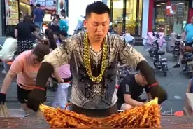 河南金链哥卖鱿鱼，动作如同跳大神，一晚卖出2000串，排队10米图片