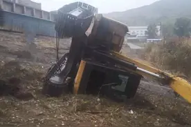 挖掘机侧翻易致伤亡，为何导致又该如何避免？图片