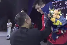男乒世界杯颁奖仪式！刘国梁抚摸小胖，马龙笑容灿烂，张本想哭了图片