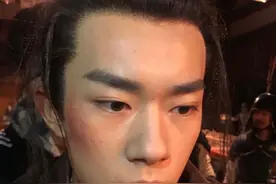 两张易烊千玺拍戏时的怼脸近图曝光图片