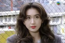 90年代女港星都爱这种发型，蓬松丰盈有气质，还特显脸小图片