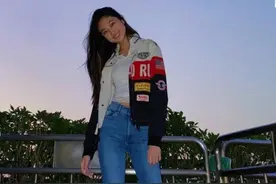 任达华16岁女儿近照，穿紧身牛仔裤长腿逆天，遗传妈妈超模气质图片