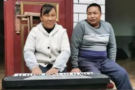 妻子双目失明，丈夫下肢瘫痪，残障夫妻齐心协力靠养猪发家致富图片