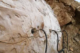 水胀裂开山——非爆破破岩 一种可以取代爆破的矿山开采新工艺图片