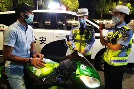 留学生交通违法 交警飚英语普法执法图片