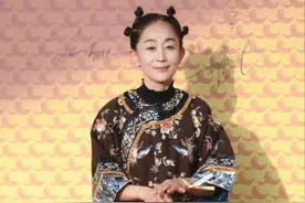 57岁陈瑾越老越时髦，旗袍上衣配喇叭裤，扎4个朝天啾看不懂图片